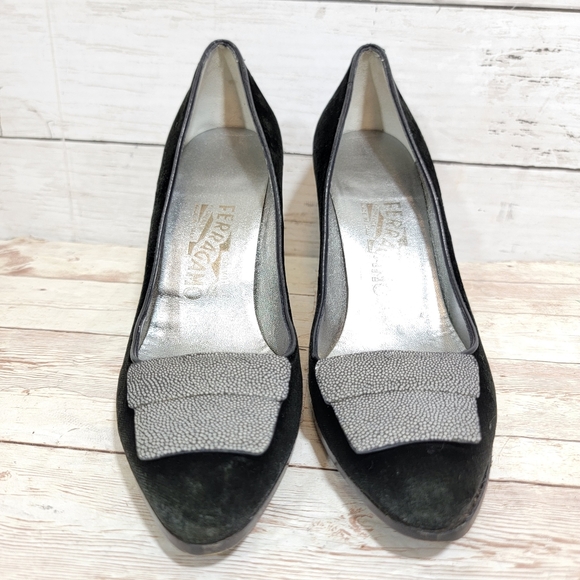 Salvatore Ferragamo black velvet and stingray pumps - Picture 5 of 13